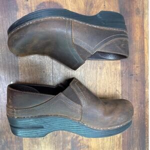 Women's Professional Brown Leather Dansko Clogs Sz 39 (US Size 8.5-9) Distressed